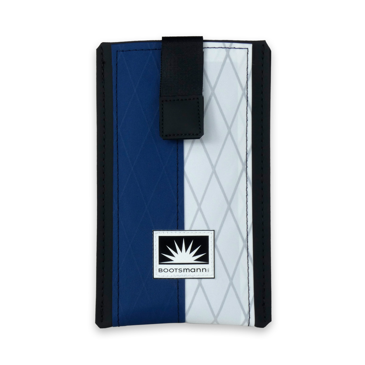 Freigestellte Smartphone-Tasche aus X-PAC Segeltuch. Die kompakte Tasche zeigt ihre klare Form, technische Oberfläche und eignet sich für iPhone-Modelle sowie andere Smartphones.