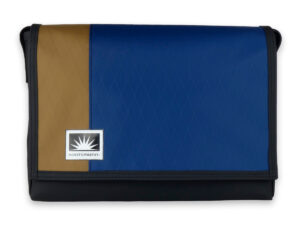 Freigestellte Bootsmann L-Quer Messenger-Tasche aus X-Pac Segeltuch, robust, wasserdicht und strapazierfähig.