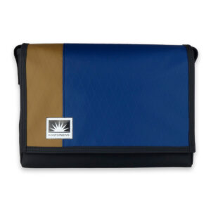 Freigestellte Bootsmann L-Quer Messenger-Tasche aus X-Pac Segeltuch, robust, wasserdicht und strapazierfähig.