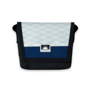 Bootsmann Tasche XS freigestellt – kompakte Umhängetasche aus Segeltuch oder X-Pac, handgefertigt in Kiel, wetterfest und robust.