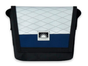 Tasche Bootsmann XS aus X-PAC-Segeltuch mit Innentasche und YKK-Reißverschluss, freigestellt auf weißem Hintergrund