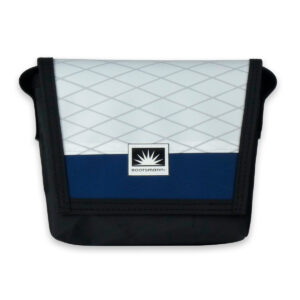 Tasche Bootsmann XS aus X-PAC-Segeltuch mit Innentasche und YKK-Reißverschluss, freigestellt auf weißem Hintergrund