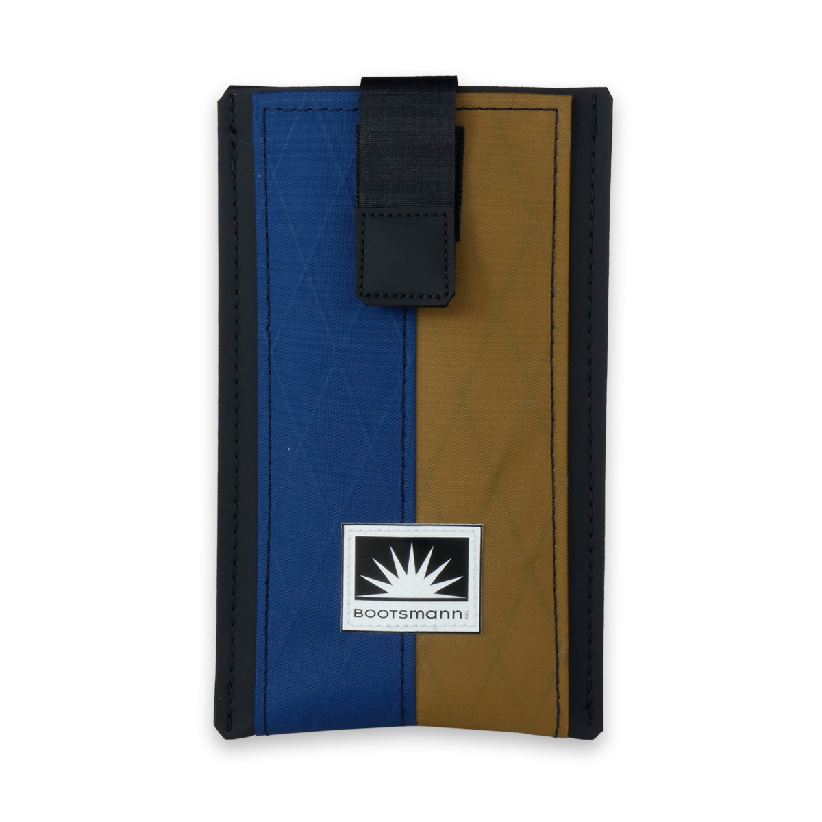 Freigestellte Smartphone-Tasche aus X-PAC Segeltuch. Die kompakte Tasche zeigt ihre klare Form, technische Oberfläche und eignet sich für iPhone-Modelle sowie andere Smartphones.