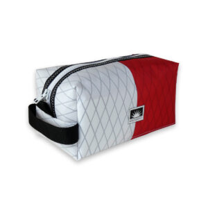 Handgemachte Kulturtasche aus X-Pac Material, freigestellt dargestellt.