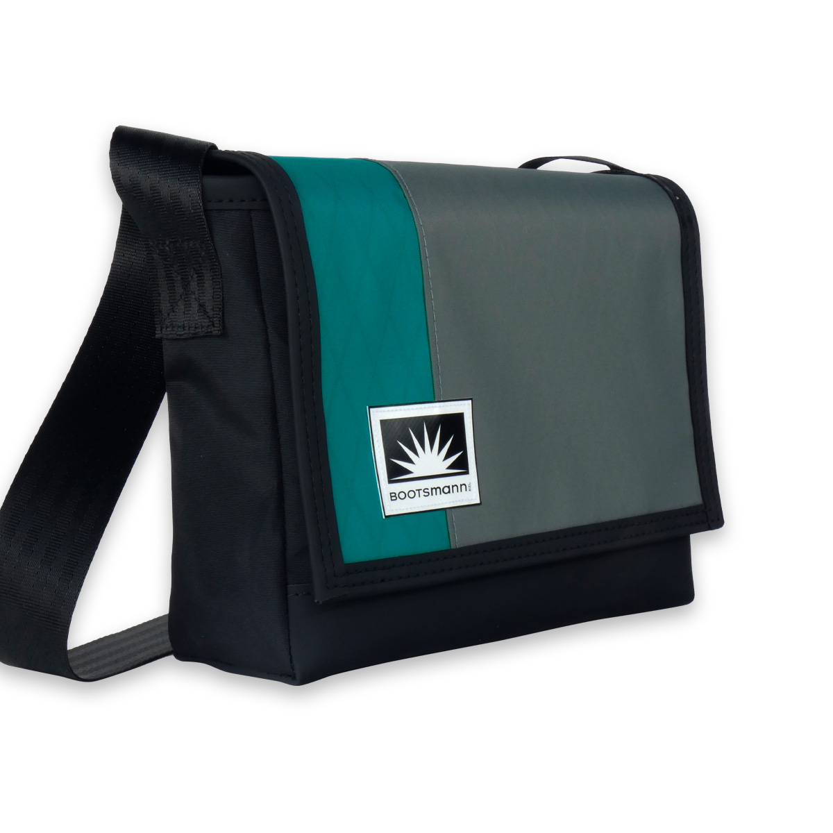 Bootsmann Tasche S quer aus X-Pac und Masttaschentuch freigestellt – handgefertigt in Kiel, robust, wetterfest und langlebig.