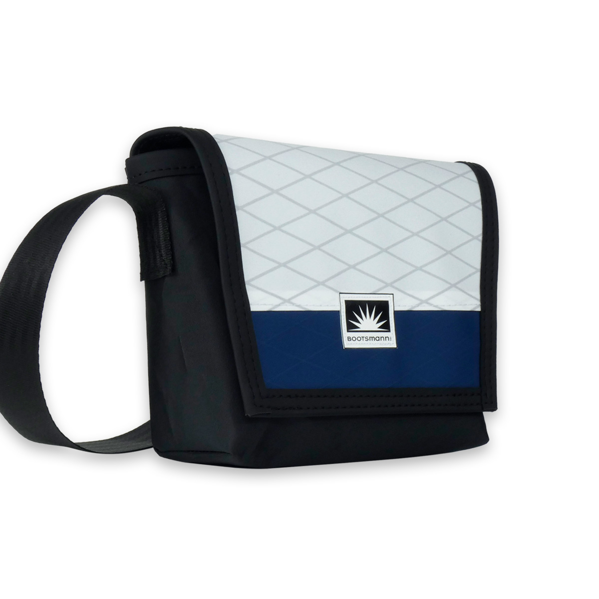 Bootsmann Tasche XS freigestellt – kompakte Umhängetasche aus Segeltuch oder X-Pac, handgefertigt in Kiel, wetterfest und robust.