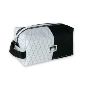 Handgemachte Kulturtasche aus X-Pac Material, freigestellt dargestellt.