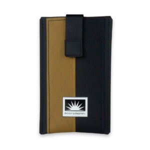 Freigestellte Smartphone-Tasche aus X-PAC Segeltuch. Die kompakte Tasche zeigt ihre klare Form, technische Oberfläche und eignet sich für iPhone-Modelle sowie andere Smartphones.