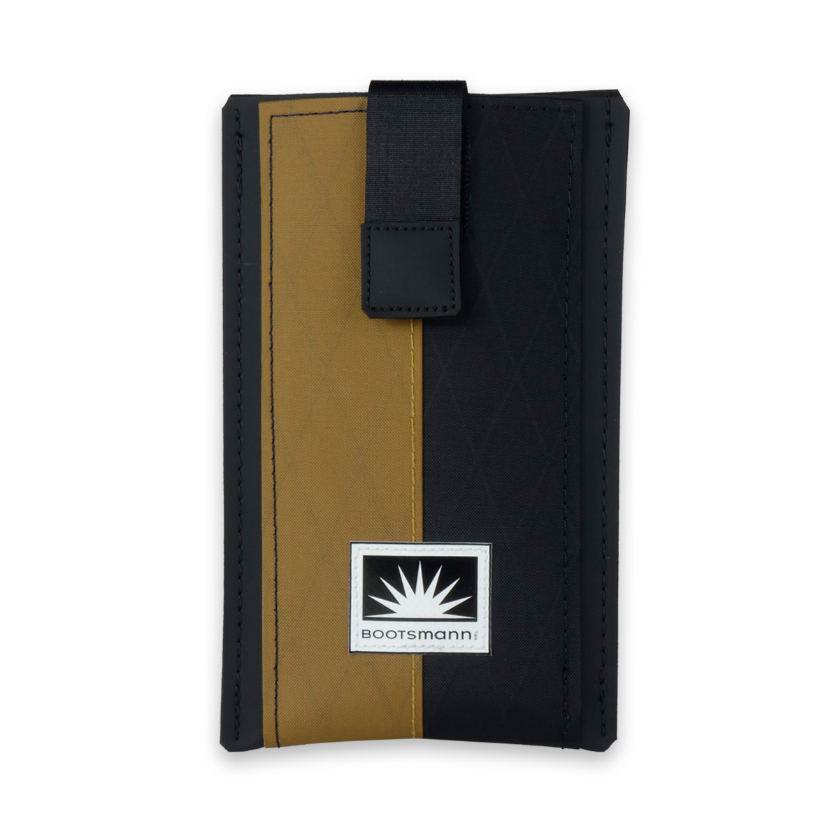 Freigestellte Smartphone-Tasche aus X-PAC Segeltuch. Die kompakte Tasche zeigt ihre klare Form, technische Oberfläche und eignet sich für iPhone-Modelle sowie andere Smartphones.