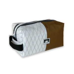 Handgemachte Kulturtasche aus X-Pac Material, freigestellt dargestellt.