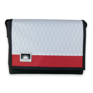 Freigestellte Bootsmann L-Quer Messenger-Tasche aus X-Pac Segeltuch, robust, wasserdicht und strapazierfähig.