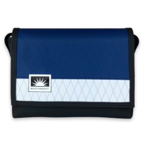 Bootsmann Tasche M aus X-Pac und Masttaschentuch freigestellt – handgefertigt in Kiel, robust, wetterfest und langlebig.