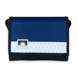 Bootsmann Messenger Tasche M aus X-Pac und Masttaschentuch – freigestellt, handgefertigt in Kiel, robust, wetterfest und langlebig.