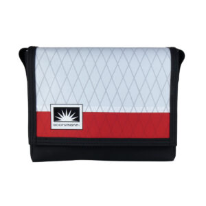 Bootsmann Tasche S quer aus X-Pac und Masttaschentuch freigestellt – handgefertigt in Kiel, robust, wetterfest und langlebig.