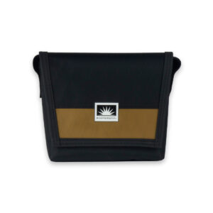 Bootsmann Tasche XS freigestellt – kompakte Umhängetasche aus Segeltuch oder X-Pac, handgefertigt in Kiel, wetterfest und robust.