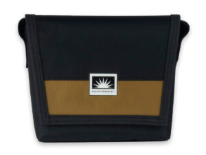 Tasche Bootsmann XS aus X-PAC-Segeltuch mit Innentasche und YKK-Reißverschluss, freigestellt auf weißem Hintergrund