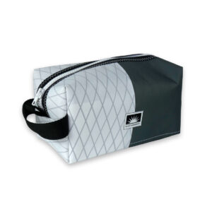 Handgemachte Kulturtasche aus X-Pac Material, freigestellt dargestellt.