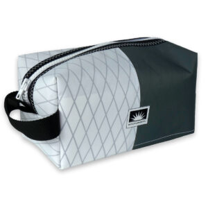 Kulturtasche aus X-Pac Segeltuch mit YKK Reißverschluss, freigestellt