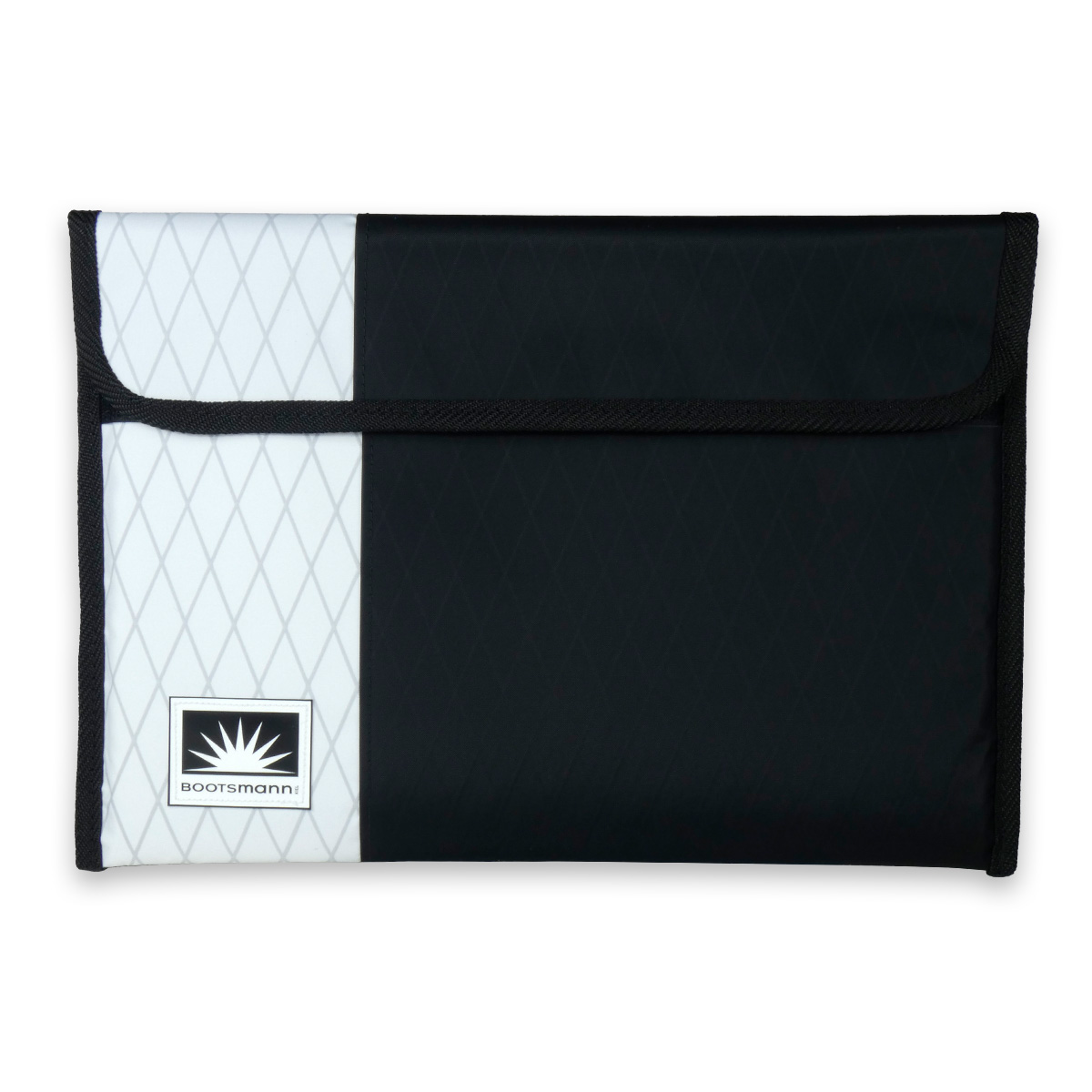 MacBook 13-Zoll Tasche aus X-Pac, freigestellt auf weißem Hintergrund