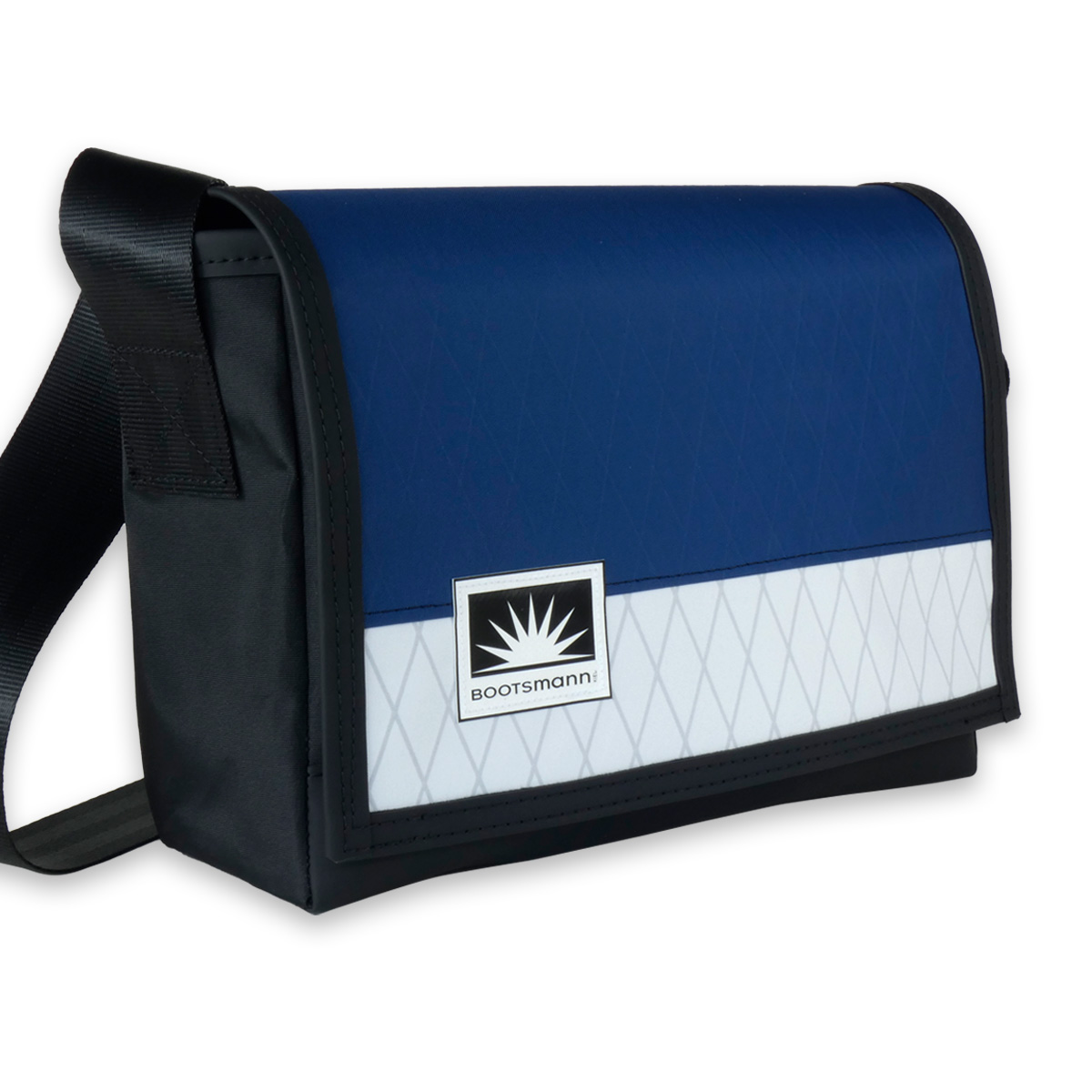 Bootsmann Tasche M aus X-Pac und Masttaschentuch freigestellt – handgefertigt in Kiel, robust, wetterfest und langlebig.