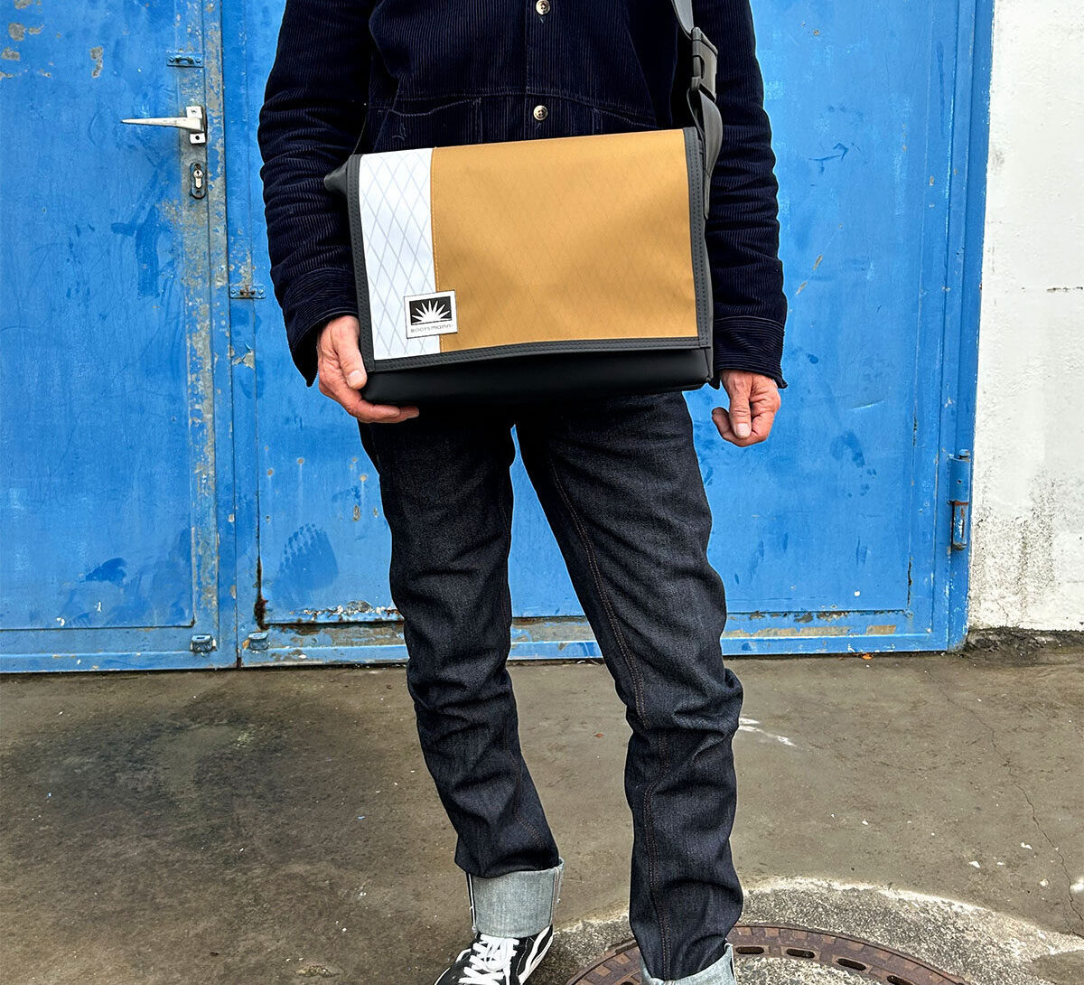 Mann trägt Bootsmann L-Quer Messenger-Tasche aus X-Pac Segeltuch – robust, wasserdicht und stylisch.