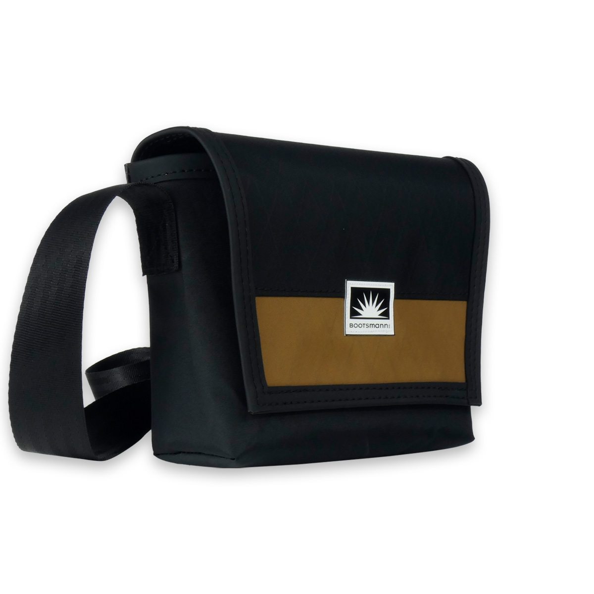 Bootsmann Tasche XS freigestellt – kompakte Umhängetasche aus Segeltuch oder X-Pac, handgefertigt in Kiel, wetterfest und robust.