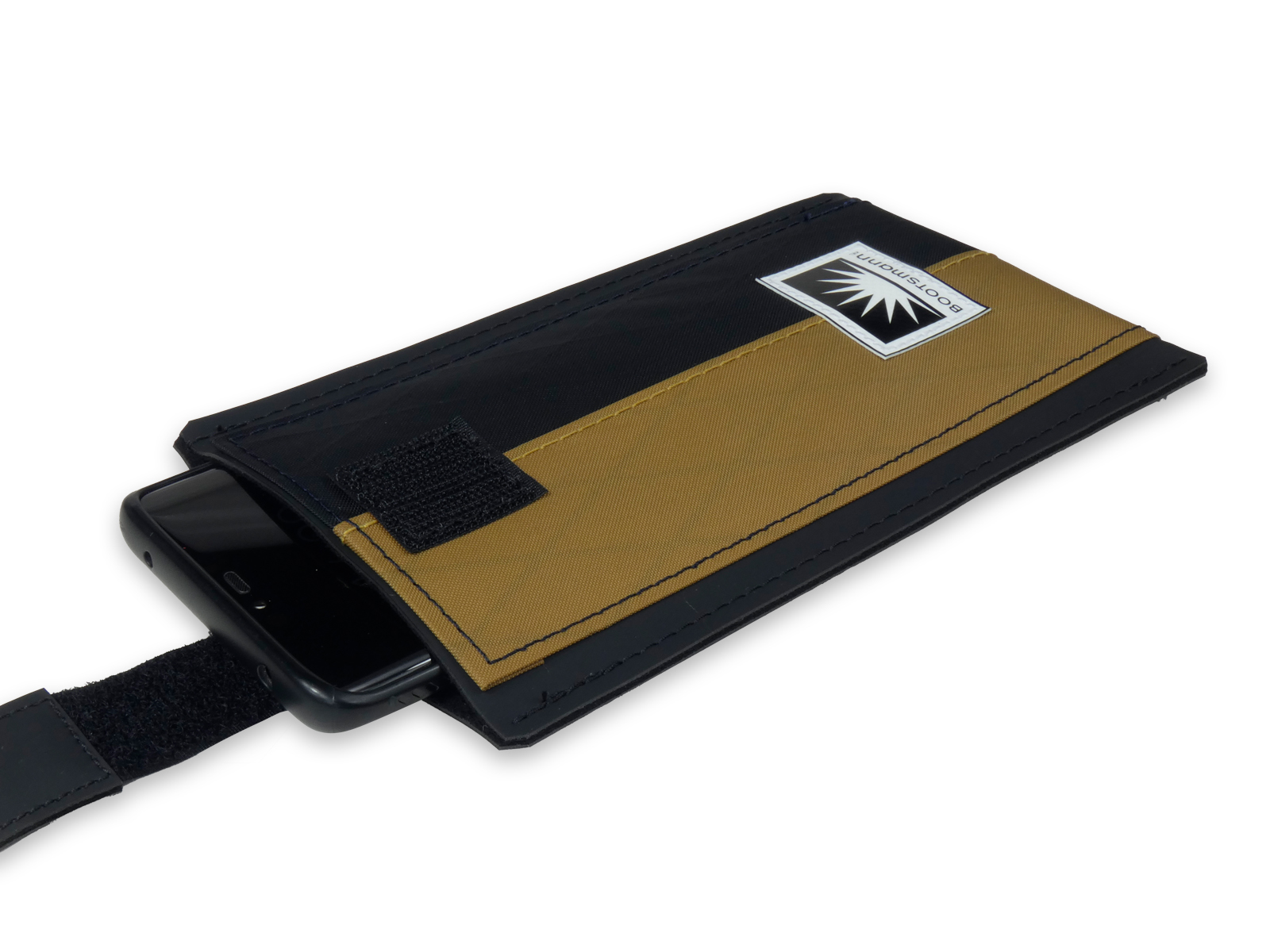 Freigestellte Smartphone-Tasche aus X-PAC Segeltuch. Die kompakte Tasche zeigt ihre klare Form, technische Oberfläche und eignet sich für iPhone-Modelle sowie andere Smartphones.