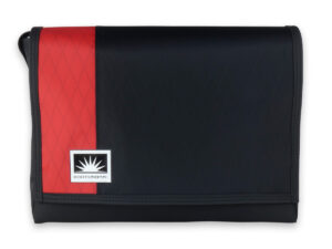 Freigestellte Bootsmann L-Quer Messenger-Tasche aus X-Pac Segeltuch, robust, wasserdicht und strapazierfähig.