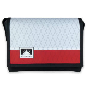 Bootsmann Tasche M aus X-Pac und Masttaschentuch freigestellt – handgefertigt in Kiel, robust, wetterfest und langlebig.