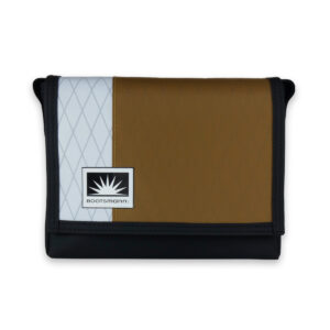 Bootsmann Tasche S quer aus X-Pac und Masttaschentuch freigestellt – handgefertigt in Kiel, robust, wetterfest und langlebig.