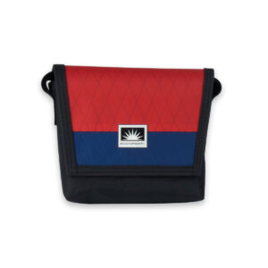 Bootsmann Tasche XS freigestellt – kompakte Umhängetasche aus Segeltuch oder X-Pac, handgefertigt in Kiel, wetterfest und robust.