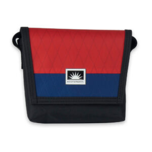 Tasche Bootsmann XS aus X-PAC-Segeltuch mit Innentasche und YKK-Reißverschluss, freigestellt auf weißem Hintergrund