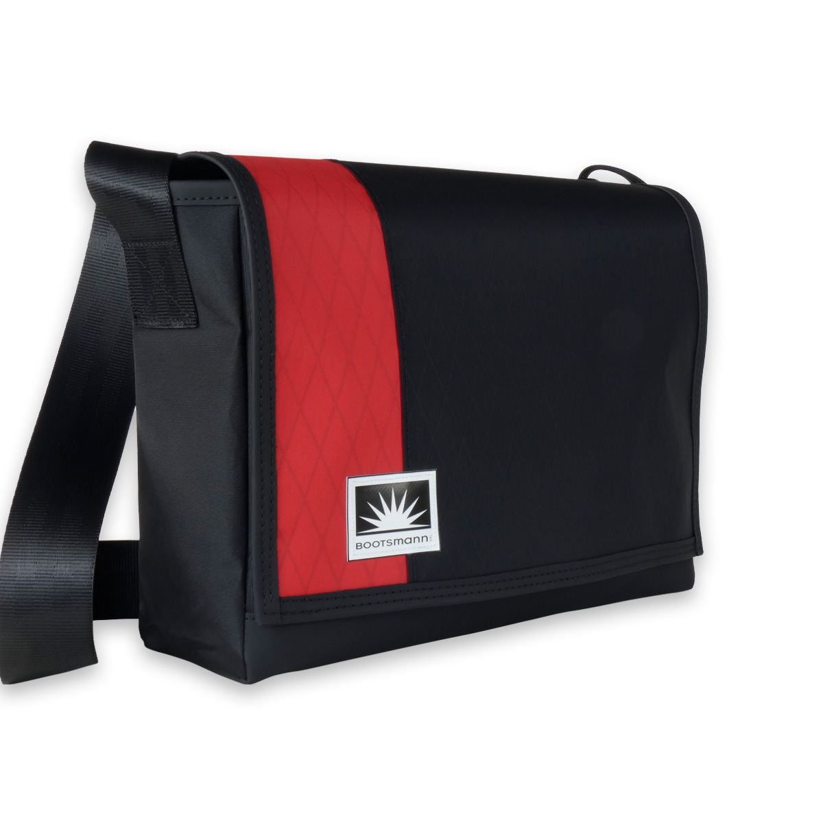 Freigestellte Bootsmann L-Quer Messenger-Tasche aus X-Pac Segeltuch, robust, wasserdicht und strapazierfähig.