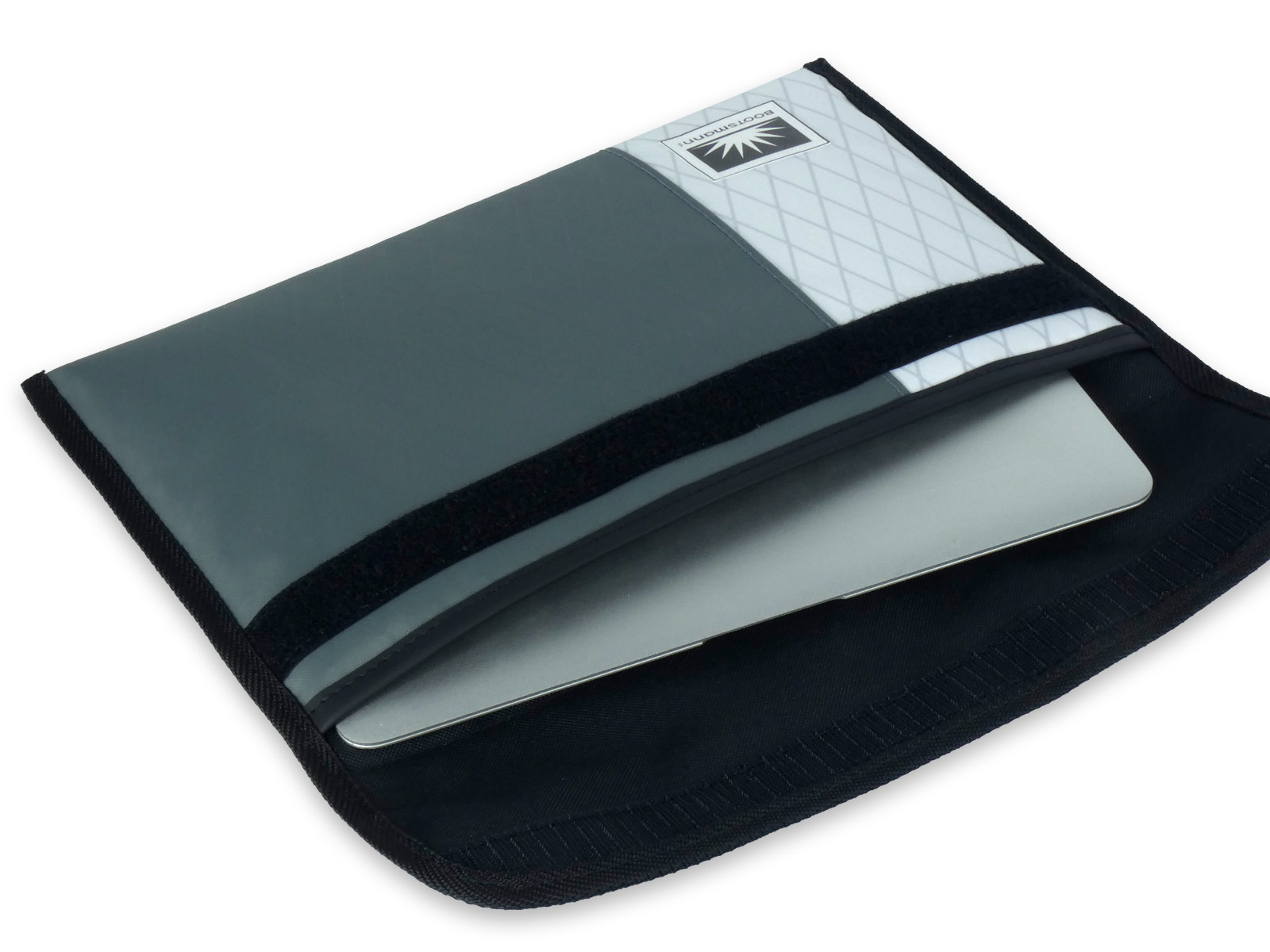 Freigestellte MacBook-13-Zoll-Tasche aus X-PAC Segeltuch, seitlich von rechts gezeigt. Die Tasche zeigt eine klare Form und die markante X-PAC-Struktur.