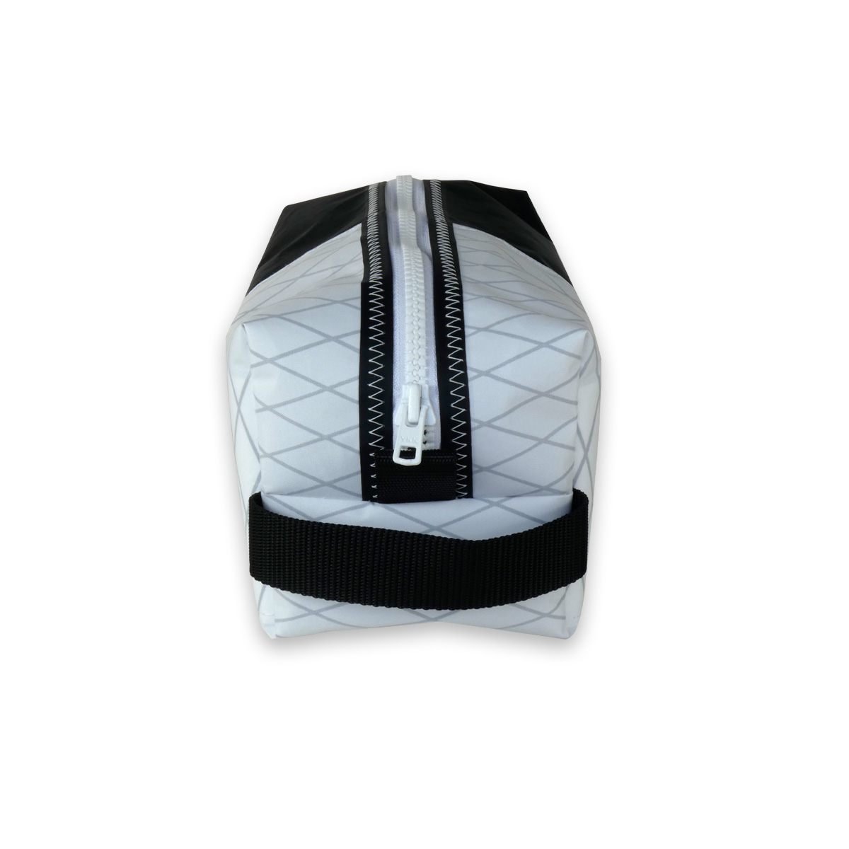 Handgemachte Kulturtasche aus X-Pac Material, freigestellt dargestellt.