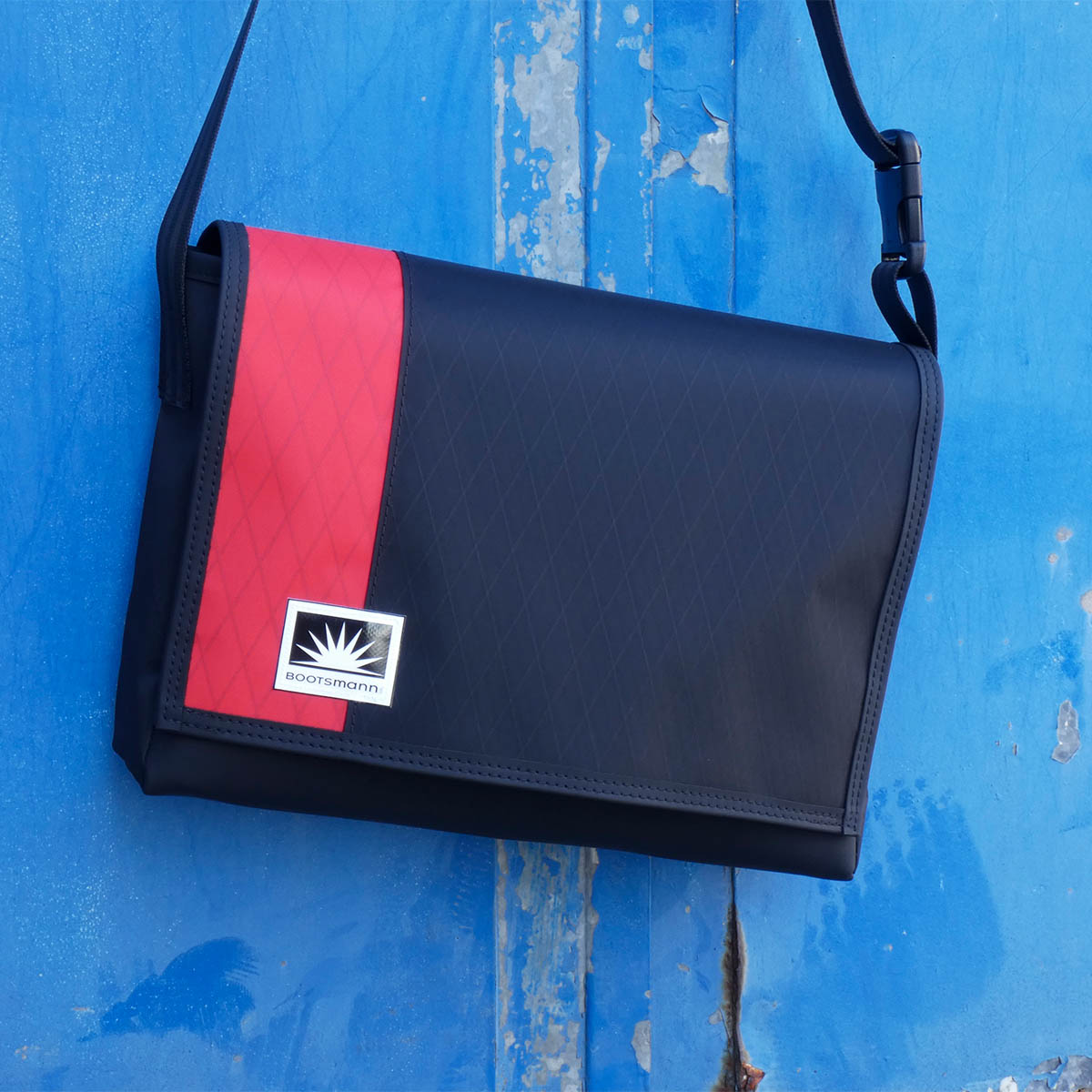 Freigestellte Bootsmann L-Quer Messenger-Tasche aus X-Pac Segeltuch, robust, wasserdicht und strapazierfähig.