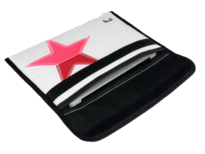 Freigestellte 13-Zoll MacBook-Tasche aus recyceltem Segeltuch mit farbigem Stern – maritimes Design