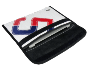 13-Zoll MacBook-Tasche aus Segeltuch mit farbigem Anker, freigestellt auf weißem Hintergrund