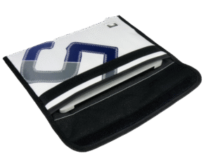 Nachhaltige Segeltuchtasche für 13-Zoll MacBook mit auffälligem farbiger 5, freigestellt