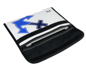 13-Zoll MacBook-Tasche aus Segeltuch mit farbigem Anker, freigestellt auf weißem Hintergrund