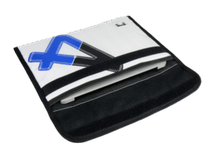 Nachhaltige Segeltuchtasche für 13-Zoll MacBook mit auffälligem farbiger Zahl 4, freigestellt