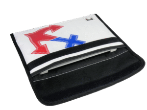 Freigestellte Bootsmann Tablettasche aus Segeltuch, klar sichtbar vor weißem Hintergrund