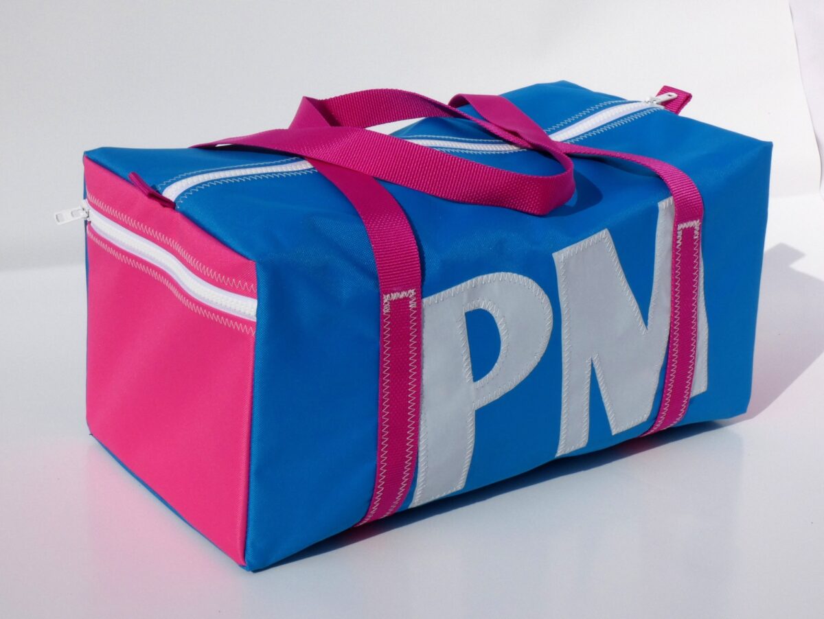 Personalisierte Sporttasche Größe S mit zwei Buchstaben auf der Vorderseite. Freigestellt vor weißem Hintergrund