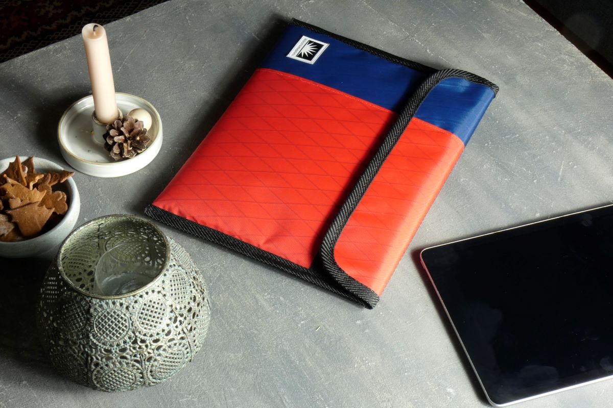 Tablet-Tasche aus X-Pac Segeltuch auf einem Tisch neben einem iPad.