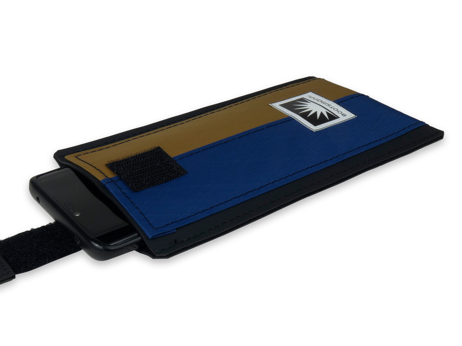 Freigestellte Smartphone-Tasche aus X-PAC Segeltuch. Die kompakte Tasche zeigt ihre klare Form, technische Oberfläche und eignet sich für iPhone-Modelle sowie andere Smartphones.