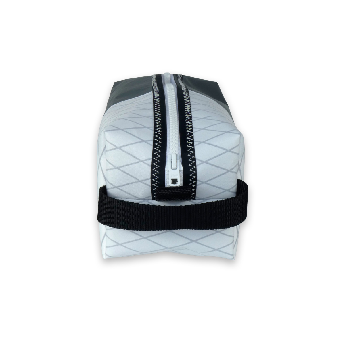 Handgemachte Kulturtasche aus X-Pac Material, freigestellt dargestellt.