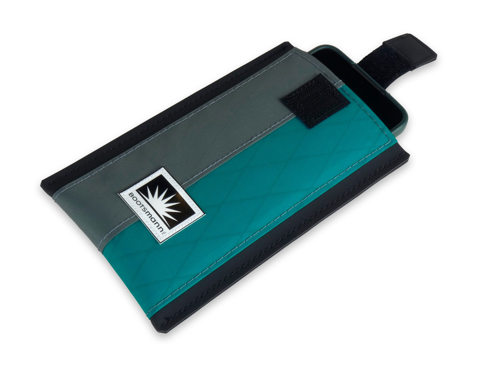 Freigestellte Smartphone-Tasche aus X-PAC Segeltuch. Die kompakte Tasche zeigt ihre klare Form, technische Oberfläche und eignet sich für iPhone-Modelle sowie andere Smartphones.