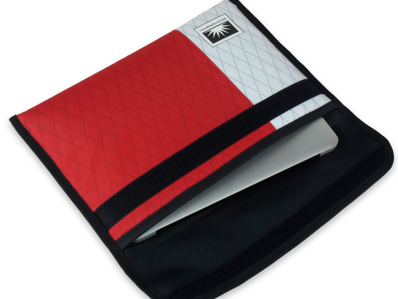 Freigestellte MacBook-13-Zoll-Tasche aus X-PAC Segeltuch, seitlich von rechts gezeigt. Die Tasche zeigt eine klare Form und die markante X-PAC-Struktur.