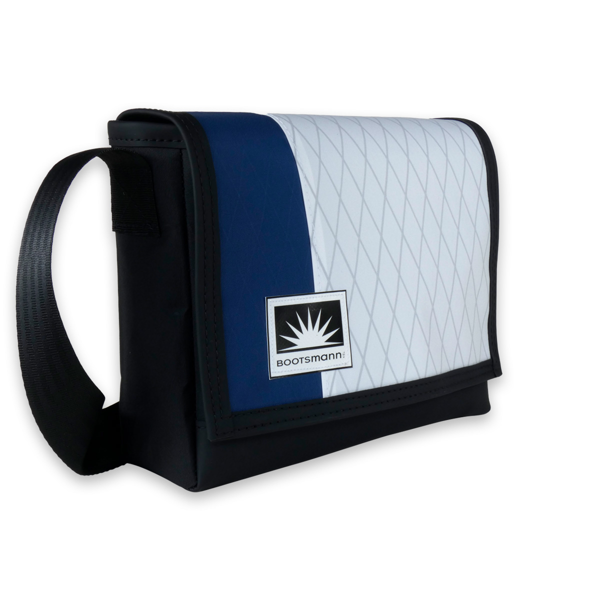 Bootsmann Tasche S quer aus X-Pac und Masttaschentuch freigestellt – handgefertigt in Kiel, robust, wetterfest und langlebig.