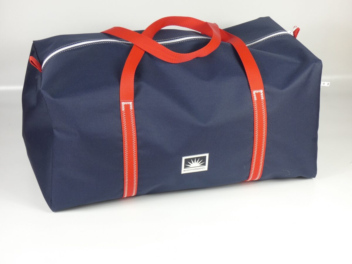 Große Canvas-Sporttasche in navyblau, Seitenansicht vor weißem Hintergrund